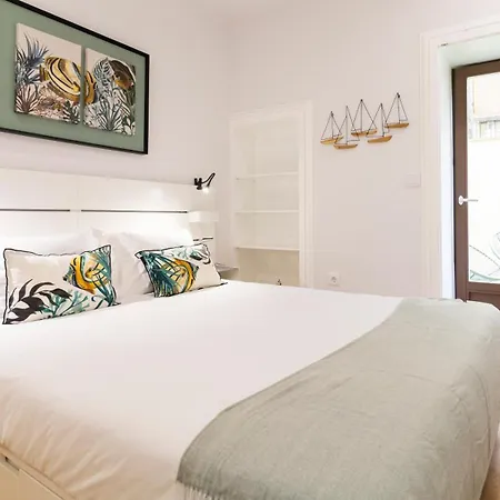 River Flat W/ Patio By Lovelystay *