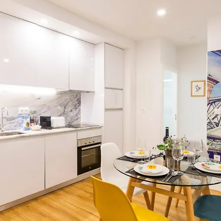 River Flat W/ Patio By Lovelystay *