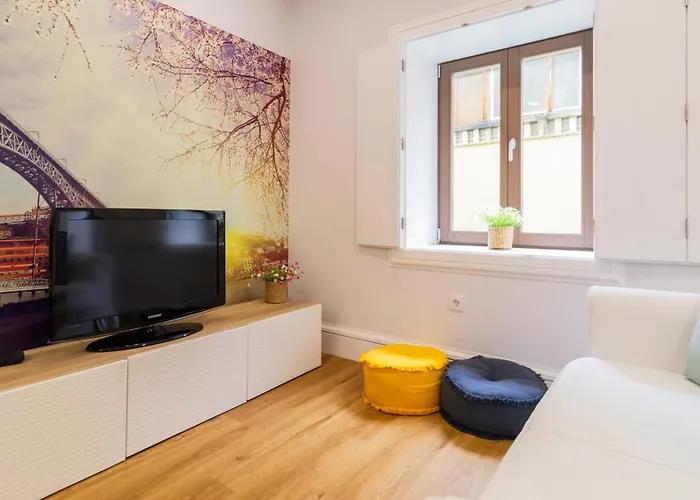 River Flat W/ Patio By Lovelystay