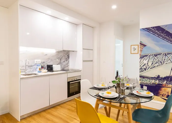 River Flat W/ Patio By Lovelystay *