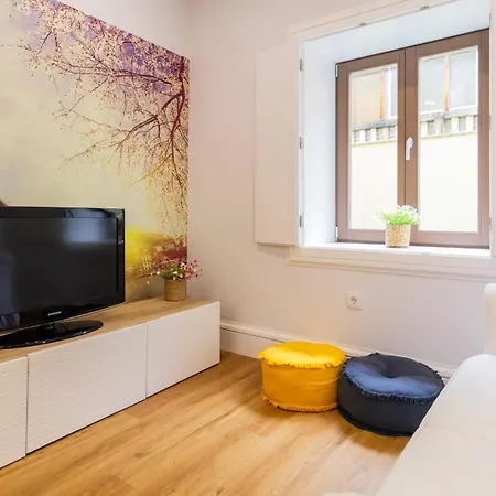 River Flat W/ Patio By Lovelystay