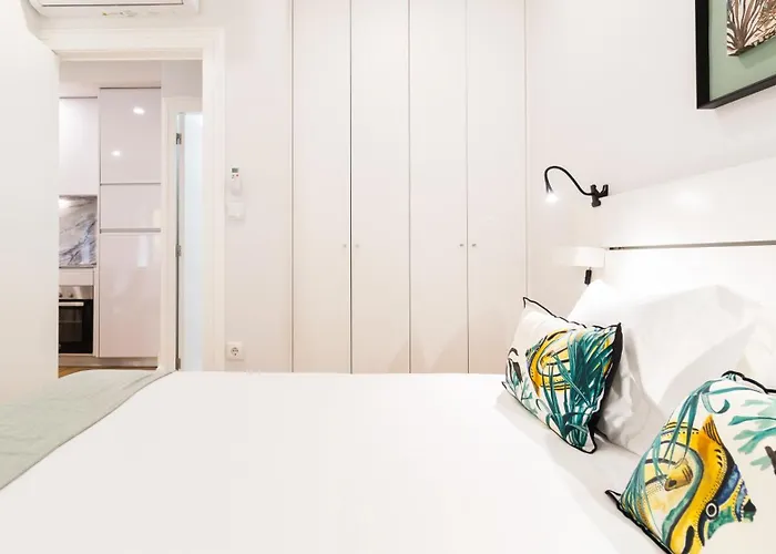 River Flat W/ Patio By Lovelystay Порту