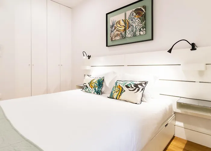 River Flat W/ Patio By Lovelystay Порту