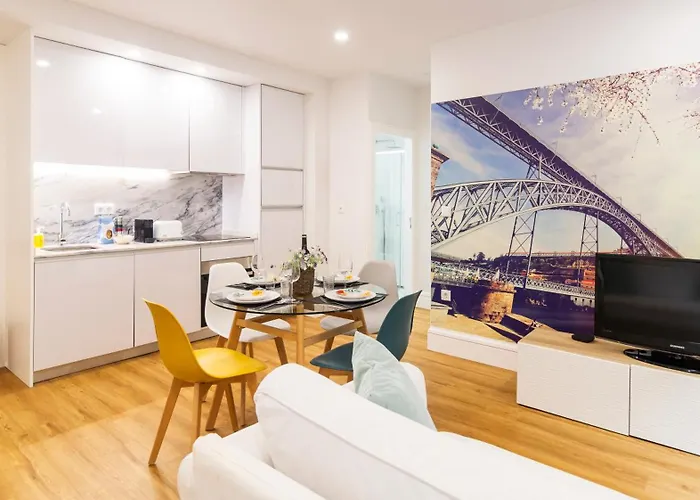 River Flat W/ Patio By Lovelystay Порту